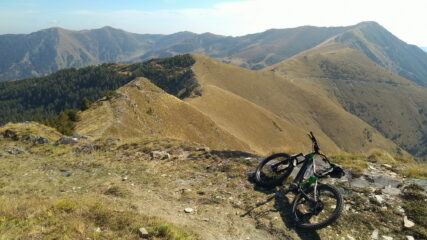 verso il Colle Tanarello; si notano gli ultimi tornanti della strada che vi giunge da La Brigue. Sullo sfondo il Monte Saccarello
