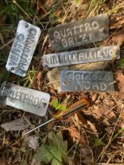 Le targhette metalliche fatte a mano da Nanni 