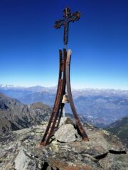 In cima. Campana e libro di vetta.