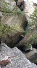 Caschetti gialli a testa in giù nel crux