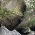 Caschetti gialli a testa in giù nel crux