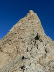 il primo torrione (che abbiamo raggirato sulla sx)