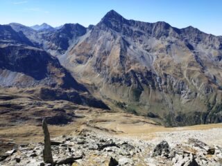 Salendo dorsale finale con vista Comba Tersiva e rilievo omonimo.