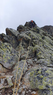 Bella roccia sempre sul filo di cresta