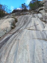 placca finale con il gradino e la corda fissa. sia sulla destra che sulla sinistra si trovano varianti più semplici (e in linea con il resto della via), ma ovviamente non protette