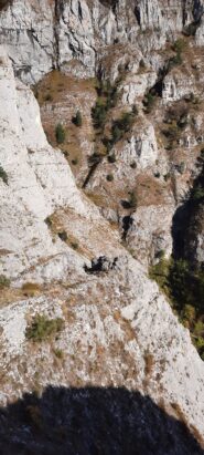 sentiero esposto fra imponenti parete rocciose