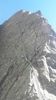 l'aereo e netto spigolo di Lato scuro..