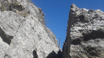 Buie la faccia di sx..Lato scuro l'accentuato spigolo a dx..