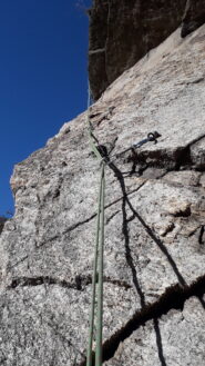 l'esposta ma ben appigliata rampa ascendente a sx di L2..