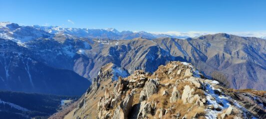 ampio panorama dalla vetta