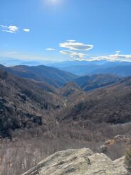 Bello scorcio sul Vallone sottostante dalla punta di uno dei torrioni..