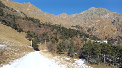 scendendo un tratto di strada sotto Le Combe