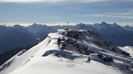 proseguendo verso la croce dell'anticima..