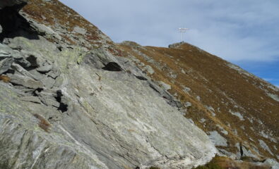 Quasi in uscita in cresta con la cima sulla dx.