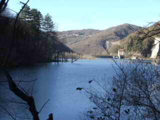 Lago e diga