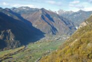 Salendo al Col de Vert appare il Mt. Avic. A fondovalle l’abitato di Issogne