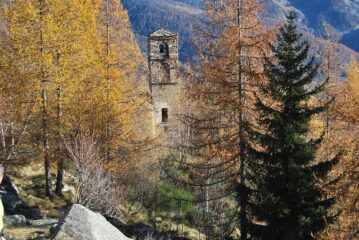 Colori autunnali e campanile del Kiry scendendo