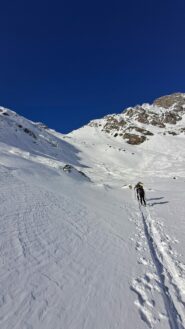 Dopo il secondo pianoro, l'utimo pendio. Il colle in centro foto.