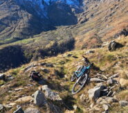 dopo Tabernetto; sullo sfondo a sx l'alpe Vallossera, dove termina la carrareccia; foto di Silvano