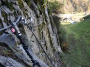 Nel primo tratto, catena che collega l'uscita dei monotiri alla ferrata. Prato devastato dai cinghiali.