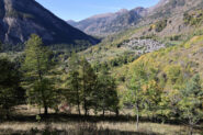 Il borgo di Usseaux dalla prima tratta di sentiero