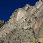 Alla base della parete 