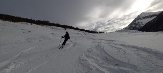 Prati finali con neve essenziale