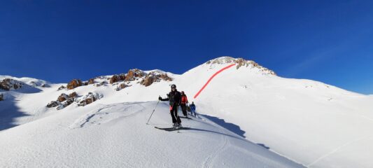 Dietro di noi la linea di salita discesa alla sella sopra il colle