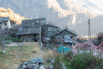 Il villaggio di Charvaz, salendo da Hȏne