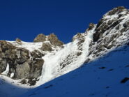 Le cascate: a sx ghiacciolo, a dx goulottes