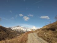 La strada tra Thures e Rhuilles