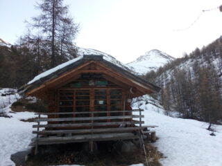 Primo mattino: il bivacco U. Ratazzo (2200 m), a 3.5 km c.a da Bessen Haut. Dietro si vede già la piramide del Giornalet.