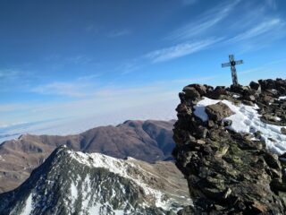Quasi in vetta,in basso a sx il Viso Mozzo.