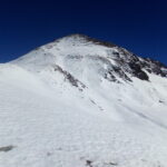 La situazione del grande pendio finale oggi, visto dai pendii che abbiamo percorso in discesa nel primo pomeriggio.