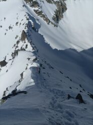 La cresta di salita dal colle alla punta vista dall'alto.