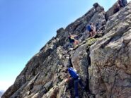 Tratto attrezzato con catene sopra la Forcella Est del Corborant