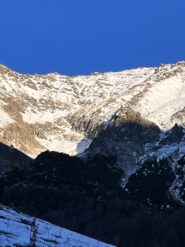 S’intravede già dalla carrozzabile