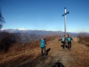 la gigantesca croce di acciaio  inox sulla cima