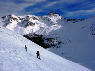 Ultimi diagonali su neve simil primaverile