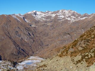 Il laghetto della Quinseina con il gruppo del Monfandì sullo sfondo.