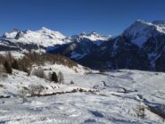 Mandriou al centro. Dietro: valloni di Cuneaz e Mascognaz con rilievi del gruppo Testa Grigia a sinistra e Bussola - Palasina sulla destra. 