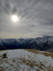 panorama dalla vetta con il sole offuscato dalle nubi