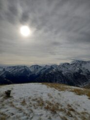 panorama dalla vetta con il sole offuscato dalle nubi
