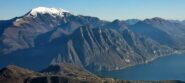 Corna Trentapassi in primo piano sul Lagao d'Iseo. Alle spalle innevato Punta Caravina