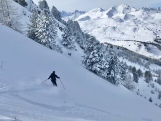 Neve polverosa nella depressione verso Cima Fournier