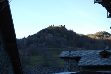 A Challand S. Victor si parte alla volta dei ruderi del castello.