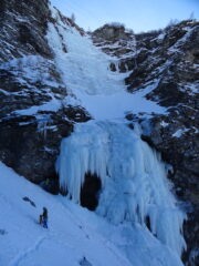 La cascata dalla base