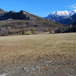 Il grande pianoro del Col d’Arlaz con in primo piano la cresta boschiva con Mont de Ros e Mont d’Arbaz
