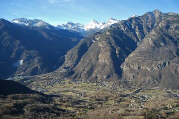 Dal belvedere poco prima il Col d’Arlaz: Champdepraz, l’imbocco dell’omonimo vallone e la cresta del M. Avic