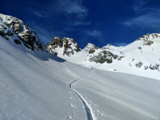 Il lungo traverso verso il Tuckett. In secondo piano in centro M. des Agneaux